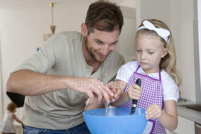 Батько і дочка випікають — стокове фото