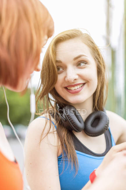 Portrait of Young women chatting — Stock Photo