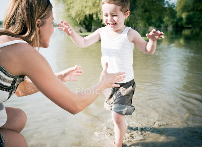 Niño corriendo a la madre - foto de stock