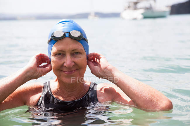 Ritratto di nuotatrice anziana in mare — Foto stock