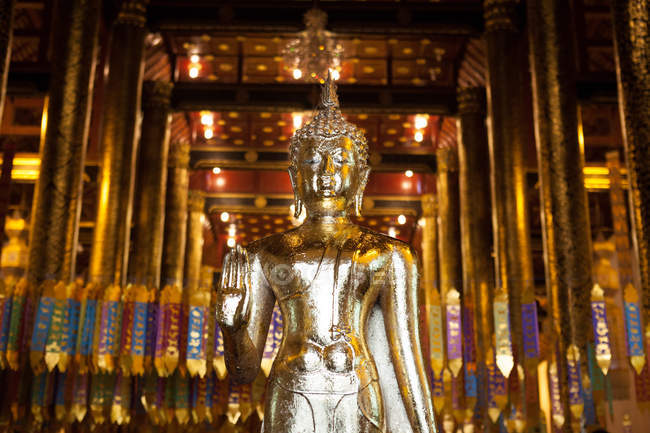 Buda en templo dorado - foto de stock