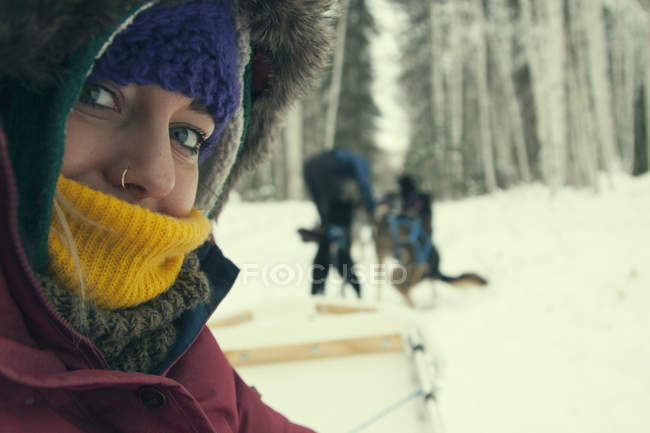 Jovem mulher vestindo roupas de inverno, close-up — Fotografia de Stock