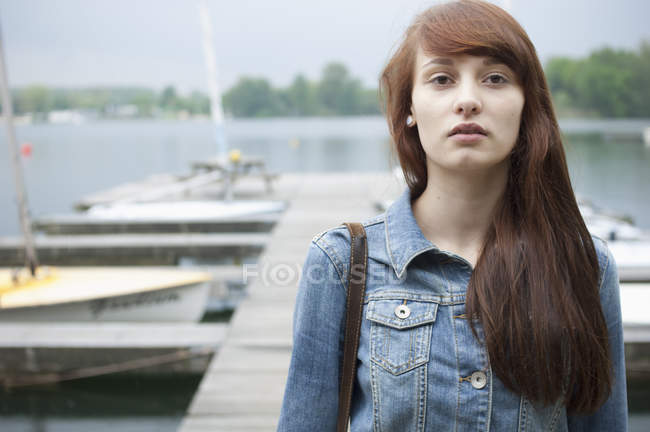 Ritratto di giovane donna seria in riva al lago — Foto stock