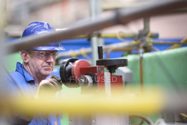 Ingegnere che utilizza la macchina noiosa durante l'interruzione della centrale elettrica — Foto stock