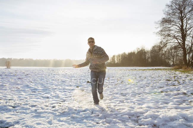 Homem desfrutando da natureza no inverno — Fotografia de Stock