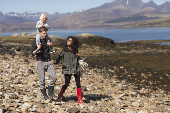 Famiglia a piedi, uomo che porta il figlio sulle spalle, Loch Eishort, Isola di Skye, Ebridi, Scozia — Foto stock