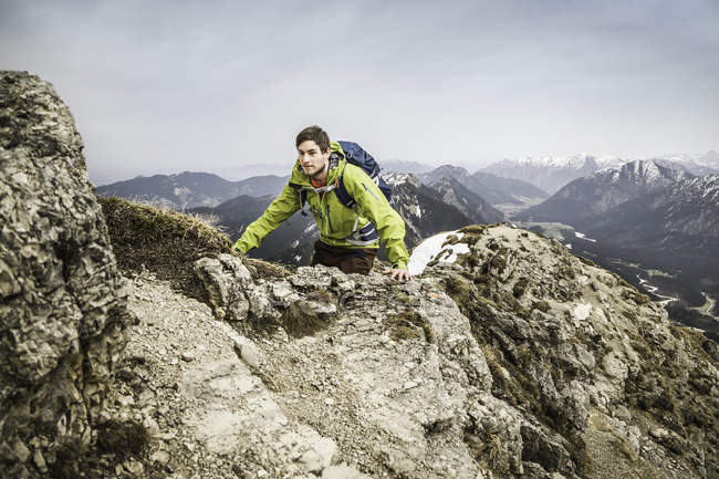 Joven excursionista masculino en la montaña Klammspitze, Oberammergau, Baviera, Alemania - foto de stock