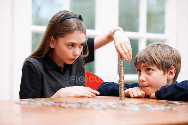 Enfants comptant des piles d'argent — Photo de stock