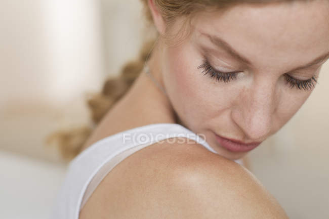 Portrait of young adult woman posing at camera — Stock Photo
