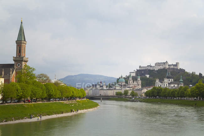 Vista frontale delle costruzioni e del fiume Salzach, Salisburgo, Austria — Foto stock