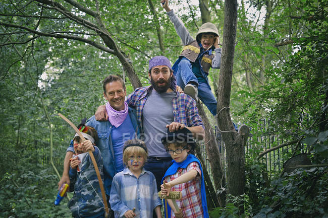 Retrato de homens adultos e meninos da idade elementar vestidos na floresta — Fotografia de Stock