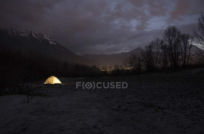 Tente illuminée la nuit — Photo de stock