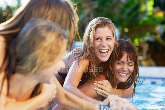 Meninas brincando na piscina — Fotografia de Stock
