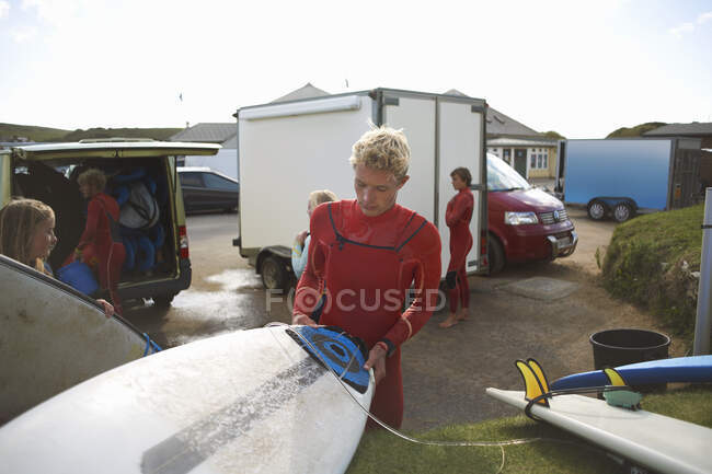 Gruppo di surfisti che selezionano tavole da surf, pronti a navigare — Foto stock