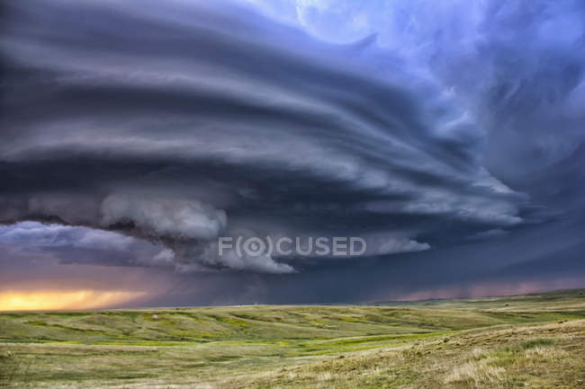 Anticyclonic supercell thunderstorm over plains — Stock Photo
