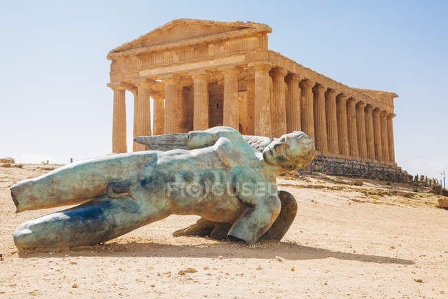 Сучасна скульптура Ікара перед храмом Конкордія, долини храмів, Сицилія, Італія — стокове фото
