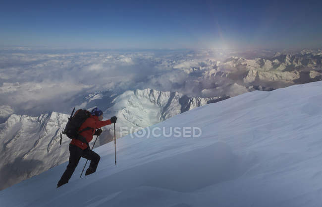 Scalatore che sale attraverso la neve profonda, Alpi svizzere, Canton Wallis, Svizzera — Foto stock