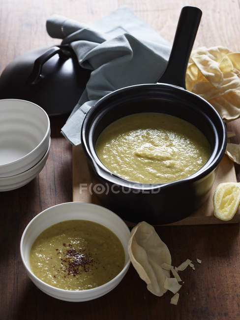 Sopa de chirivía al curry con papdums - foto de stock