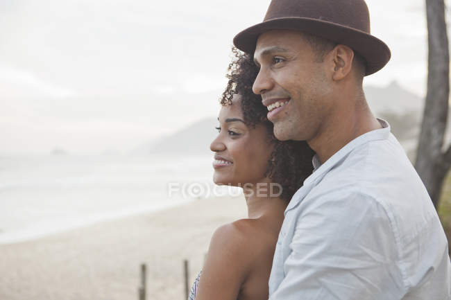Couple souriant donnant sur la plage, Rio De Janeiro, Brésil — Photo de stock