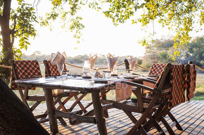Вид на обеденный стол в ложе Сафари, Национальный парк Кафу, Замбия — стоковое фото