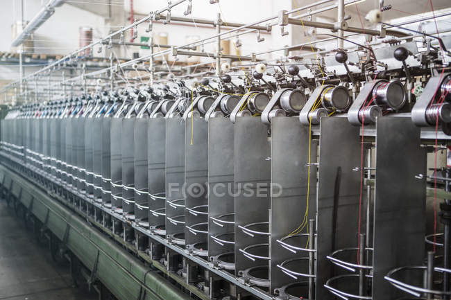 Машини для виготовлення мотузки на заводі — стокове фото