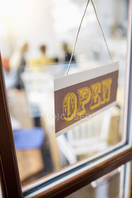 Sinal aberto na porta do café, close-up — Fotografia de Stock