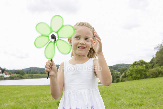 Девушка с вертушкой в форме цветов — стоковое фото