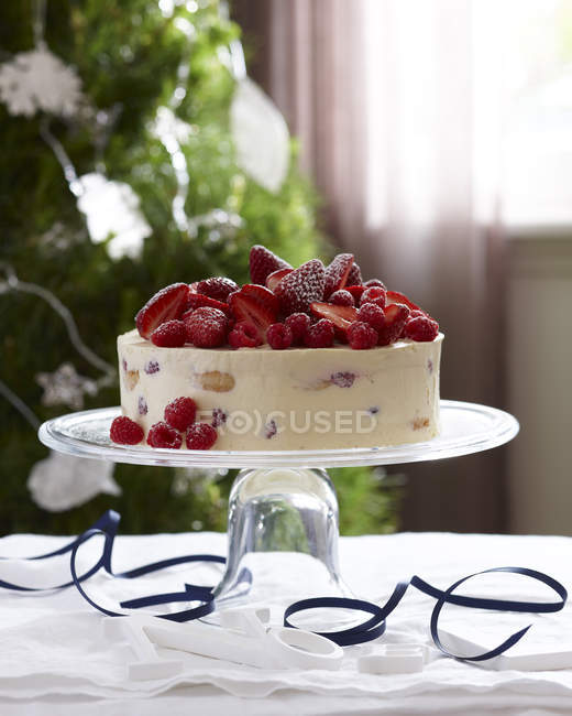 Charlotte Russe decorada con fresas y frambuesas - foto de stock