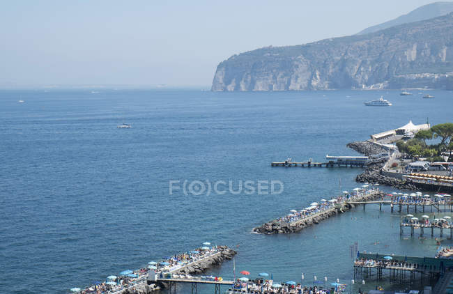 Playa de Sorrento en Napoli durante el día - foto de stock