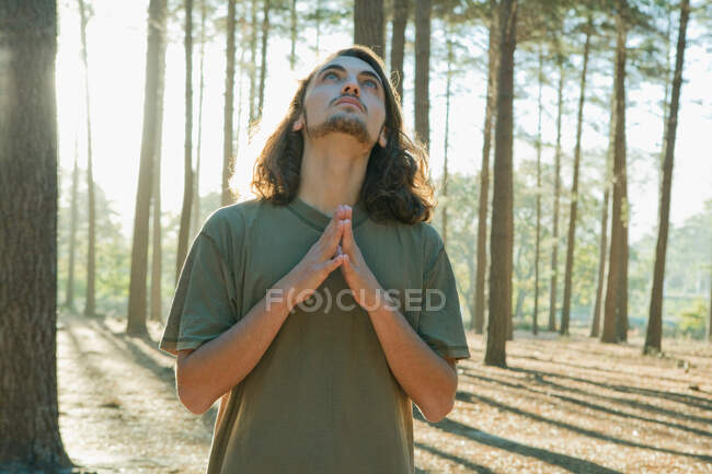 Man standing in forest — Stock Photo