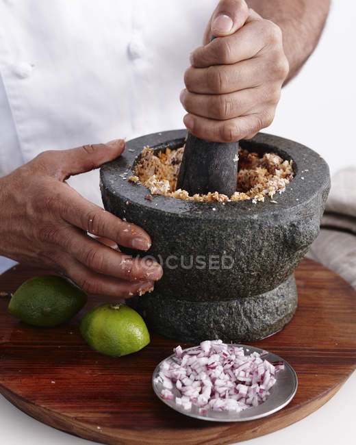 Image recadrée du chef faisant du curry, étape par étape — Photo de stock