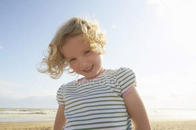 Portrait de fille mignonne sur la plage, Camber Sands, Kent, Royaume-Uni — Photo de stock