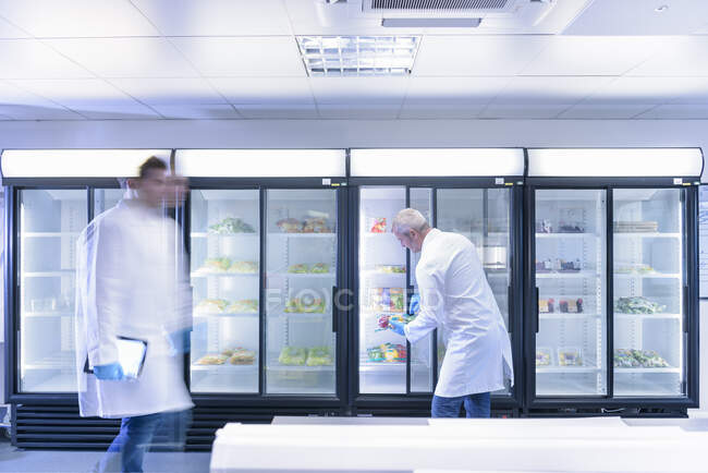 Scientifiques inspectant les aliments pour la fraîcheur en laboratoire dans l'usine d'impression d'emballages alimentaires — Photo de stock