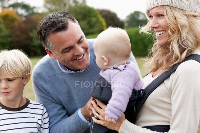 Familia con bebé al aire libre - foto de stock