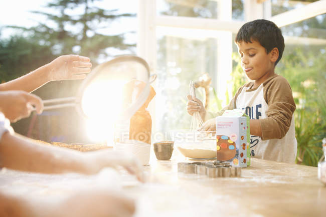 Los niños hornear en la cocina en casa - foto de stock