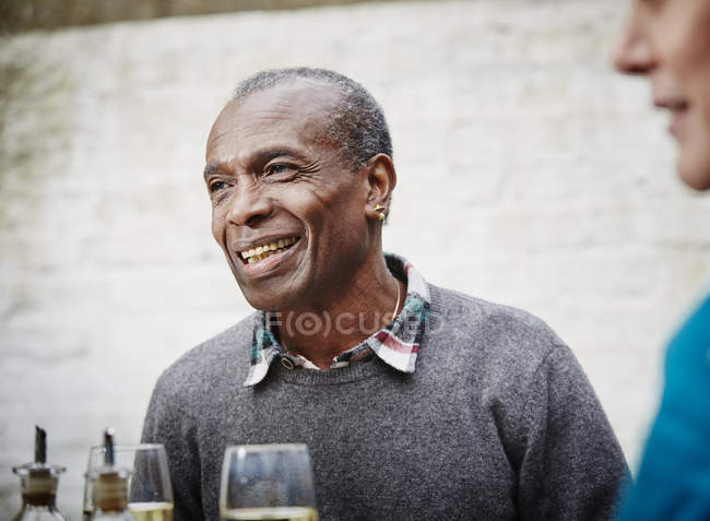 Hombre mayor sonriendo, retrato - foto de stock
