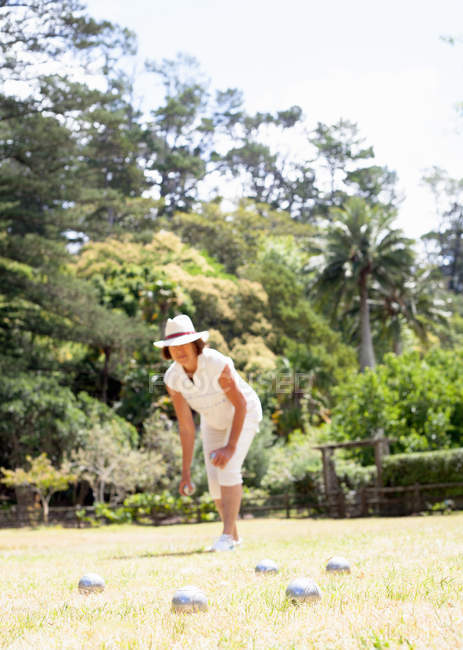 Seniorin spielt Boule im Park — Stockfoto