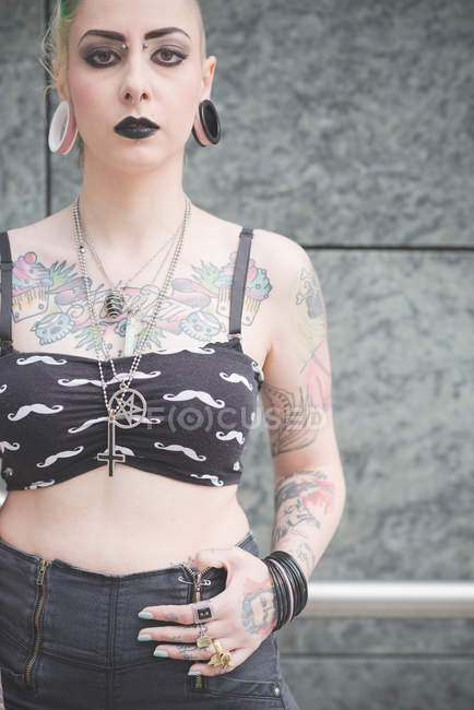 Portrait de jeune punk tatouée féminine dans le métro — Photo de stock