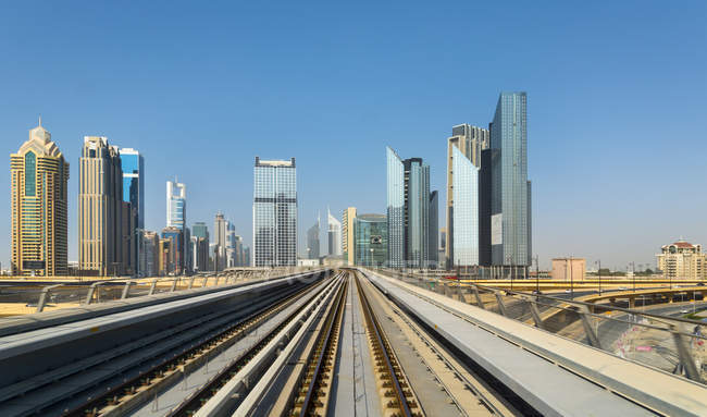 Downtown Dubai Metro rails, Emiratos Árabes Unidos - foto de stock