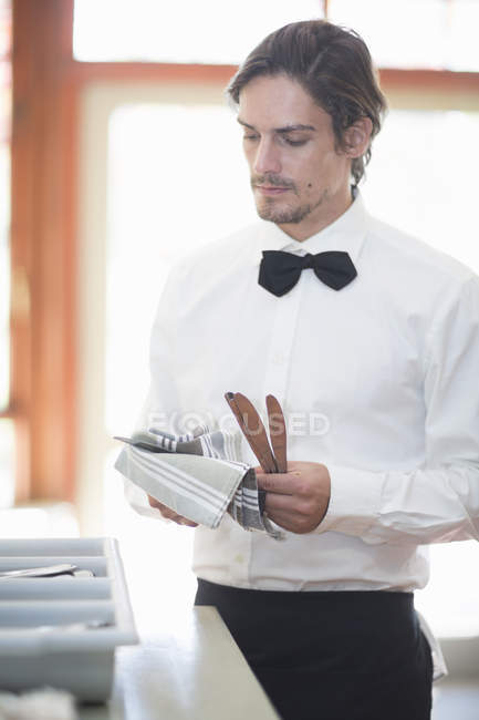 Kellner poliert Besteck im Restaurant — Stockfoto