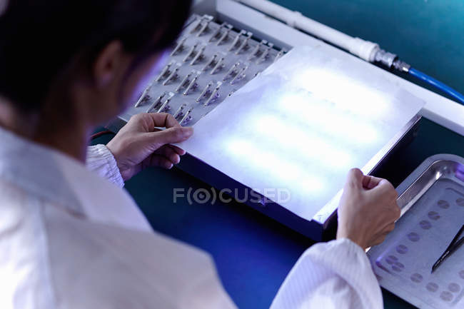 Close-up de técnico masculino trabalhando na fábrica de LED em Guangdong, China — Fotografia de Stock