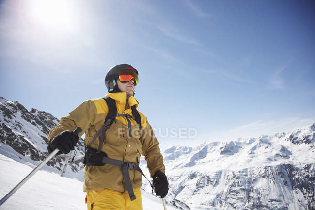 Vista de baixo ângulo do esquiador macho adulto médio na montanha, Áustria — Fotografia de Stock