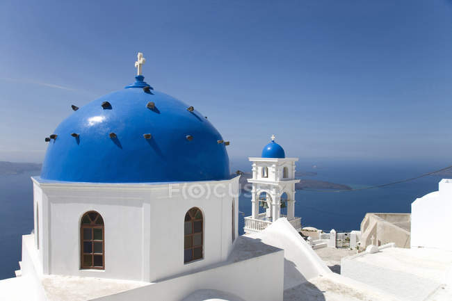 Вид на белокаменную церковь с голубыми куполами, Ия, Санторини, Киклад, Греция — стоковое фото