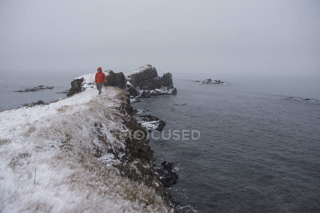 Homem em pé na borda da ilhota, Islândia — Fotografia de Stock