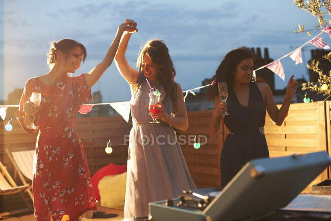 Amigos bailando en la fiesta de la tarde - foto de stock