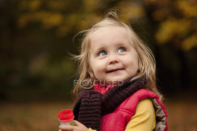 Маленькая девочка с светлыми волосами, портрет — стоковое фото