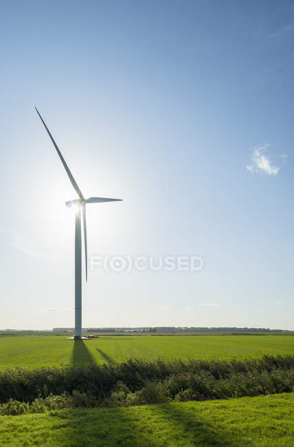 Feldlandschaft mit Windkraftanlage vor Sonnenaufgang, Hochland, Zeeland, den Niederlanden — Stockfoto