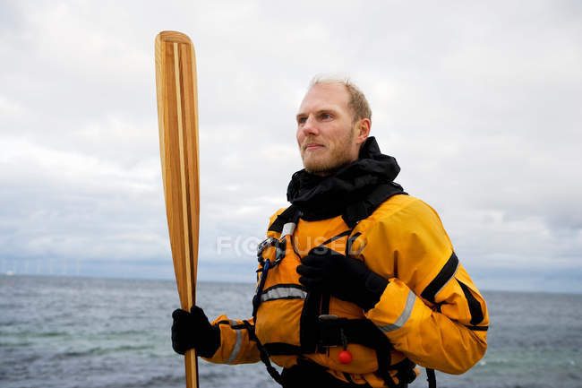 Porträt eines Kajakfahrers, der gegen See steht — Stockfoto