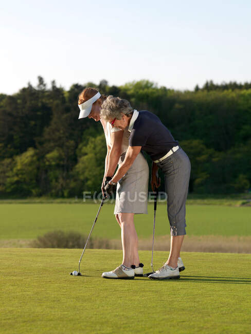 Duas mulheres no golfe verde — Fotografia de Stock