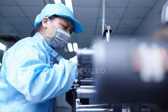 Arbeiter in der Batteriefabrik für E-Zigaretten, Guangdong, China — Stockfoto